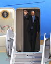 El presidente de Estados Unidos, Barack Obama, descendió del Air Force One saludando.