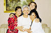 MUCHAS FELICIDADES.  Lulú de Santibáñez cumplió 75 años. La acompañan sus hijas: Gaby, Paty y Lulú.