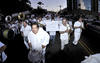 Vestidos de blanco, los manifestantes, en su mayoría jóvenes, recorrieron las calles de Culiacán, capital del estado, acompañados de bandas de música que interpretaban corridos dedicados al líder del cártel de Sinaloa.