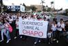Vestidos de blanco, los manifestantes, en su mayoría jóvenes, recorrieron las calles de Culiacán, capital del estado, acompañados de bandas de música que interpretaban corridos dedicados al líder del cártel de Sinaloa.