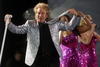 En un momento de su presentación Rod Stewart dijo estar “muy feliz” por su primera presentación en Viña del Mar, balneario distante 120 kilómetros al noroeste de Ssntiago, donde ya había cancelado su presentación en 2002 a cuatro días de su presentación.