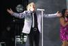 Rod Stewart, cuya contratación habría tenido un costo para los organizadores de 700 mil dólares, el más oneroso de la actual edición, apeló a sus años de experiencia para presentar un sólido y consistente show con sus grandes éxitos.