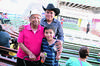 02032014 Armando Moreno Cháirez muy feliz festejó sus 10 años de vida. Lo acompañan su papá, Sr. Armando Ivanhoe Moreno López, y su abuelito, Don Armando Moreno Farías.