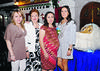 Jenny Robles en compañía de su mamá Yolanda Anuar y sus hermanas: