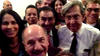 Hasta el mismo Papa Franciso forma parte ya de una "selfie" ya que unos jóvenes aprovecharon para retratarse junto a él en el Vaticano.