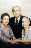 Doña Jovita Franco Vda. de Pérez celebrando sus cien años de vida acompañada de sus hijos, Jorge Pérez Franco y María Margarita Pérez Franco de Sánchez.