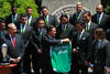 Jesús Martínez, presidente del Club León, el empresario Carlos Slim co-propietario del equipo de futbol, Arturo Elías Ayub, director General de la Fundación Telmex y los miembros de la escuadra.