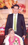 Omar Pinto felicitó a su abuelita, Doña Consuelo González, en su cumpleaños número cien.