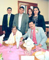 Sra. Consuelo González Vda. de Pinto celebrando su cumpleaños. La acompañan su hijo Celso y sus nietos Omar, Christian, Soraya y Mayra.