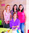 ACOMPAñAN A JAQUELINE.  Margarita, Alejandra y Sandra Verónica con Jaqueline.
