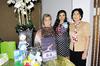 PRENATAL.  Fabiola Valdez con las organizadoras de su 'baby shower', Tenssy de Díaz Flores y María Luisa de Valdez.