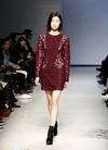 Los diseños con líneas rectas y masculinas continúan siendo tendencia en la colección otoño/invierno, prueba de ello es este modelo de la diseñadora Hong Eun Ju, el cual sella su toque con estrellas.