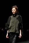 El rojo resalta este modelo de la diseñadora Hong Eun Ju.