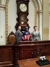 Sebastian Stan y Chris Evans posan para las cámaras en la bolsa de Nueva York, donde promocionaron la nueva película de Marvel.