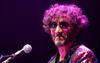 En punto de las 21:12 horas y portando un saco metálico azul con rosa y unos lentes de sol salió al escenario para interpretar 23 canciones comenzando entre aplausos con Yo te amo, tema que le da el nombre a su última placa.