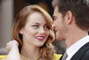 Andrew Garfield y  Emma Stone posaron juntos ante los medios británicos al desfilar por la alfombra roja de la premier en Leicester Square en Londres.