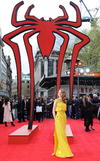 Andrew Garfield y  Emma Stone posaron juntos ante los medios británicos al desfilar por la alfombra roja de la premier en Leicester Square en Londres.