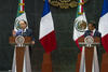 Tras la bienvenida, ambos presidentes se reunieron en Los Pinos.