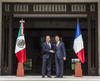 Tras la bienvenida, ambos presidentes se reunieron en Los Pinos.