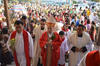 Monseñor José Guadalupe Galván Galindo, obispo de Torreón, bendijo las palmas como parte del acto religioso por el Domingo de Ramos.
