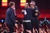 El actor estadounidense Zac Efron, protagonizó uno de los momentos más memorables de los MTV Movie Awards 2014, sobretodo para sus seguidoras a quienes les deleitó la pupila al quedar sin camiseta arriba del escenario.
