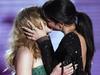 Sandrá Bullock besó a Scarlett Johansson en la entrega de los MTV Movie Awards 2010.
