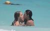 La modelo británica Cara Delevigne fue captada besando a su pareja, la actriz Michelle Rodríguez en sus vacaciones en Cancún.