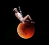 Miley Cyrus no podía faltar en los memes y fue recreada una imagen de su video Wrecking Ball pero ahora sobre la luna.