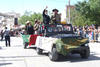 Apagafuegos. La vieja máquina apagafuegos, fue parte del desfile. A bordo los elementos del Heroico cuerpo de Bomberos.