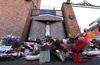 Centenares de ramos de flores han sido depositados en el monumento conmemorativo de Hillsborough en el exterior del estadio de Anfield en Liverpool.