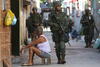 Como en la Comarca Lagunera, militares de las Fuerzas Armadas brasileñas patrullan ya las calles y han tomado el control de las favelas.