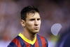 Messi mostraba un rostro desencajado al ver como los merengues eran premiados por miembros de la Liga Profesional de Futbol.