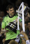 Iker Casillas fue el encargado de levantar el trofeo.
