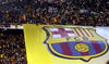 Hinchas del Barcelona se lucieron como siempre con una enorme bandera de su equipo.