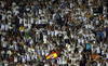Hinchas del Barcelona se lucieron como siempre con una enorme bandera de su equipo.