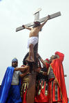Finalmente, tras el recorrido y la crucifixión, Jesús murió.
