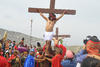 Los romanos clavaron a Jesús a la cruz.