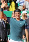 El suizo Roger Federer, cuarto favorito, se impuso al vigente campeón, el serbio Novak Djokovic (7-5 y 6-2), lesionado en la muñeca derecha, para volver a la final del Masters 1000 de Montecarlo.