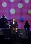 McCartney se hizo acompañar de su banda en el escenario que contaba con una gran pantalla LED.