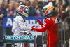 Una emotiva captura que muestra el momento en que Fernando felicita a Lewis por su victoria.