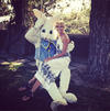 La modelo Heidi Klum, publicó en Instagram una foto acompañada de un conejo de Pascuas.