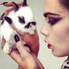 La modelo británica, Cara Delevingne, deseó a sus seguidores un feliz día de Pascua, con una imagen en la que posaba con un pequeño conejo.