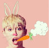 Miley Cyrus, quien sigue recuperándose de su salud, compartió un diseño conmemorativo a esta celebración luciendo unas orejas de conejo de Pascua.