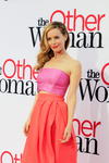 La actriz y modelo Kate Upton lució un vestido corto con detalles de flores al pasar por la alfombra roja.