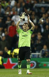 Casillas tuvo otra gran noche en la Champions, la afición se lo reconoció al final del partido.