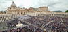 Al terminar la ceremonia, el Papa Francisco saludó de cerca a miles de asistentes en un recorrido abordo del Papamóvil.