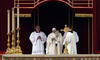 Durante la ceremonia se exhibieron en el altar las reliquias de los papas recién proclamados santos.