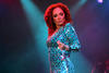 El recital inició con “Así no te amará jamás”, tema que hace algunos años hizo famoso Amanda Miguel, con el cual la regiomontana se echó a la concurrencia a la bolsa.