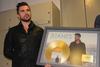 Juanes recibió el Disco de Oro de manos de Meme, integrante de Café Tacvba.