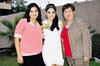FUTURA ESPOSA.  Janeth Ramírez Benavides con Salma Cristina Arreola y Alma Briones.